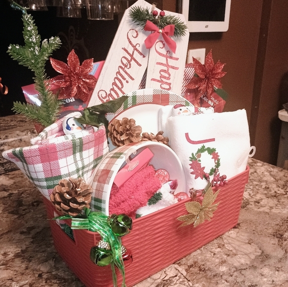 Home for the holidays festive custom gift basket - Picture 2 of 5